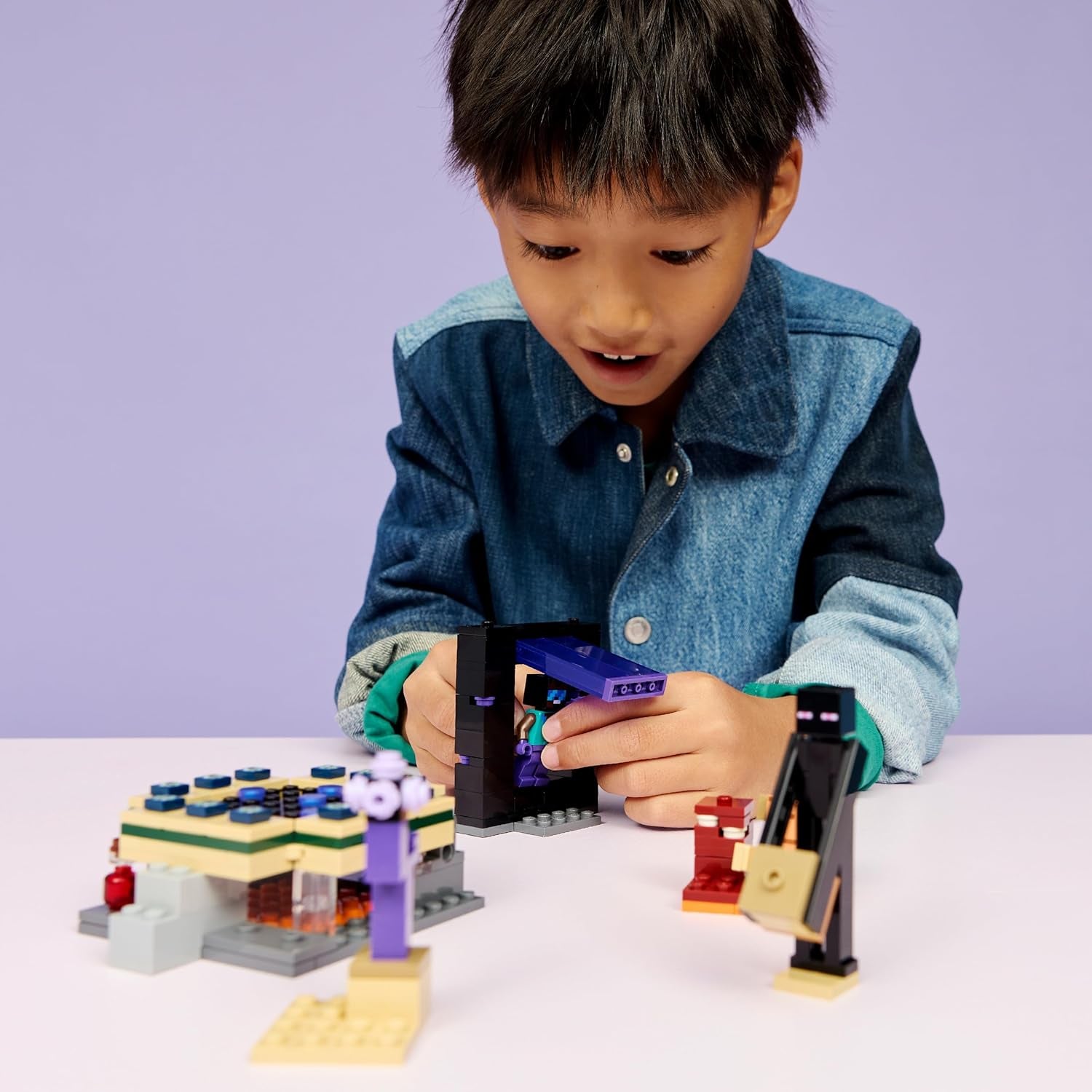 LEGO Minecraft Reise durch Nether und Endportal - Kinder Spielzeug mit Helden, Enderman and Baby Hoglin Figuren - Set s Minecraft Figur - Gamer Geschenk für Jungen und Mädchen ab 7 Jahren - 21584