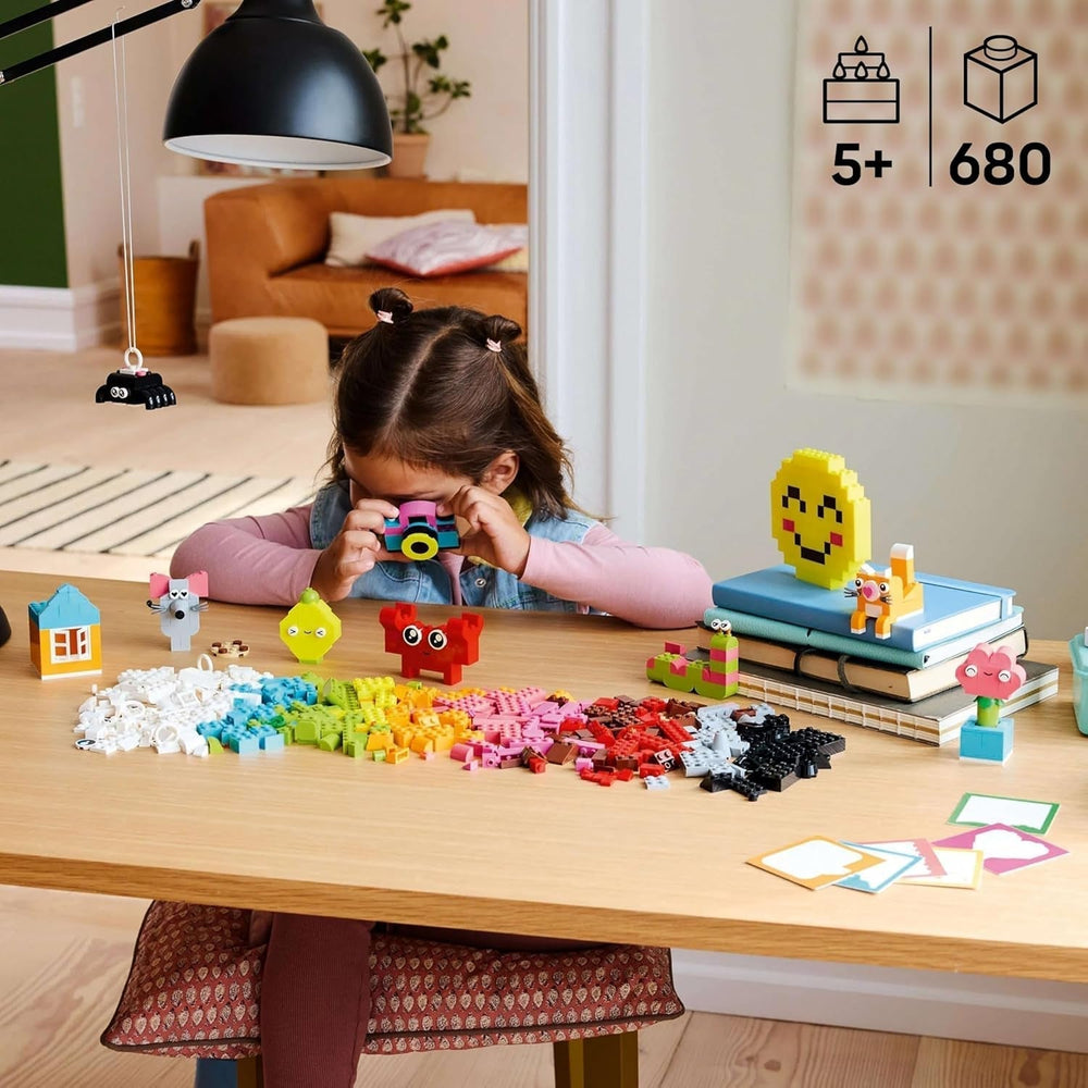 LEGO Classic Creative Fun Box, Barevné stavebnice pro nápadité hraní rolí, Stavebnice pro začátečníky, Hračky pro dívky a chlapce od 5 let, Přestavitelné modely 11042 Stavebnic Besuche den LEGO-Store