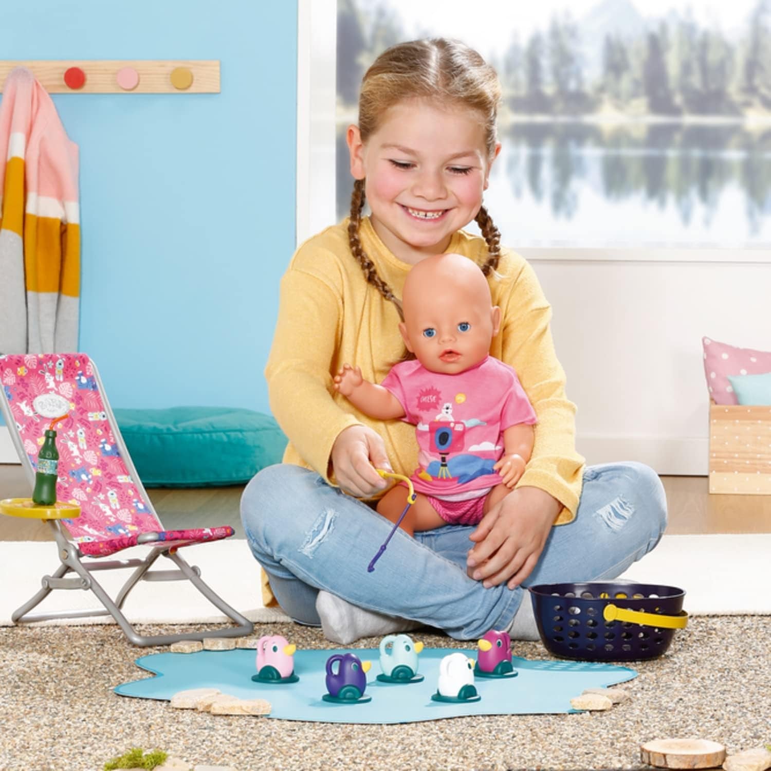 BABY born 832790 Weekend Fishing - Set de accesorii pentru păpuși pentru pescuit cu șezlong cu imprimeu viu, măsuță laterală, sticlă, coșuleț, rățuște și undiță, precum și cămașă lungă roz, Roz