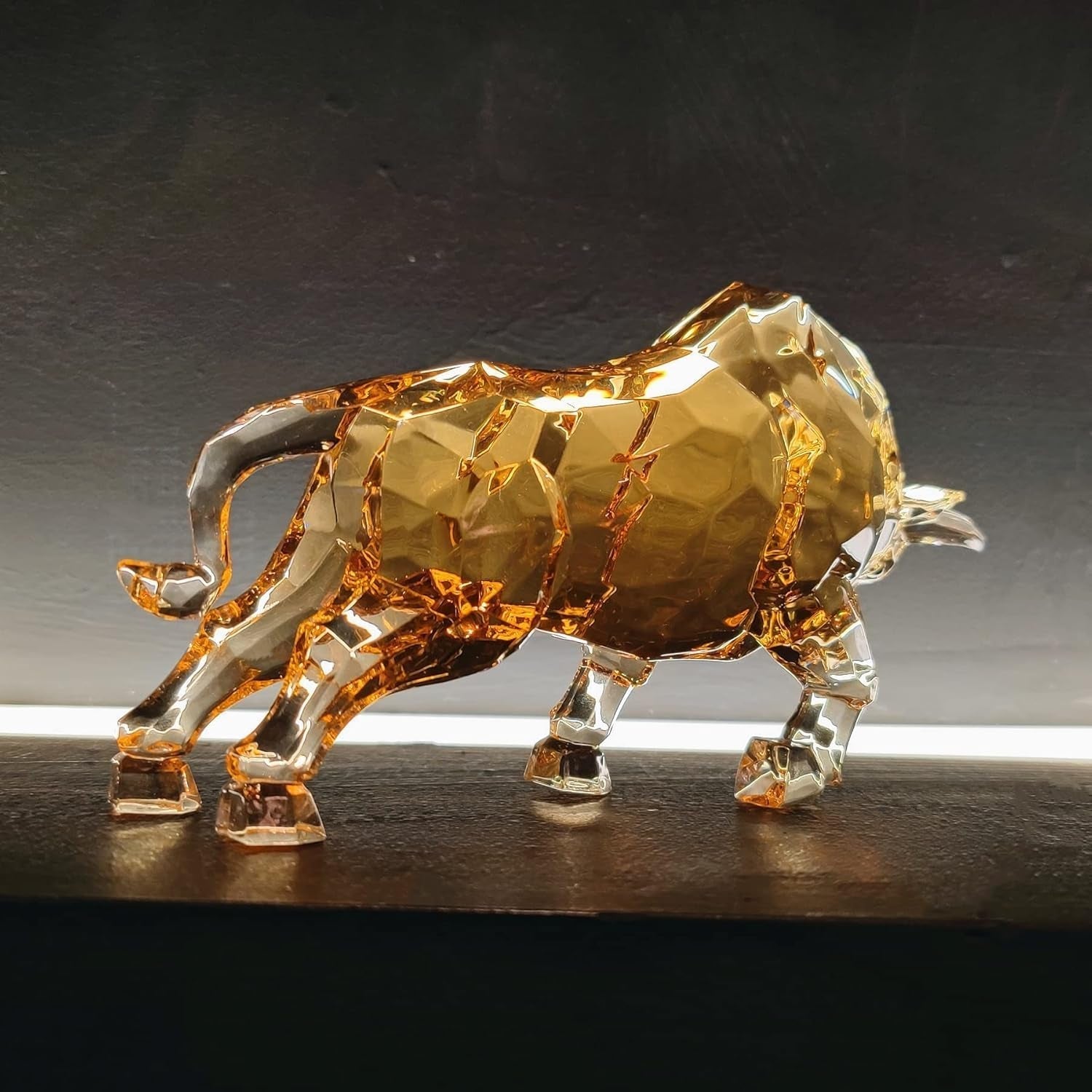 FengShui Wall Street Bull Statue Acrylic Bull Figurine Sculptura Home Office Desk Decorative Ornament 21.6 cm L (Amber) Statuete si sculpturi Naty Shop