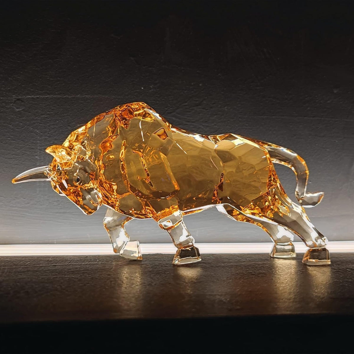 FengShui Wall Street Bull Statue Acrylic Bull Figurine Sculptura Home Office Desk Decorative Ornament 21.6 cm L (Amber) Statuete si sculpturi Naty Shop Titlu implicit