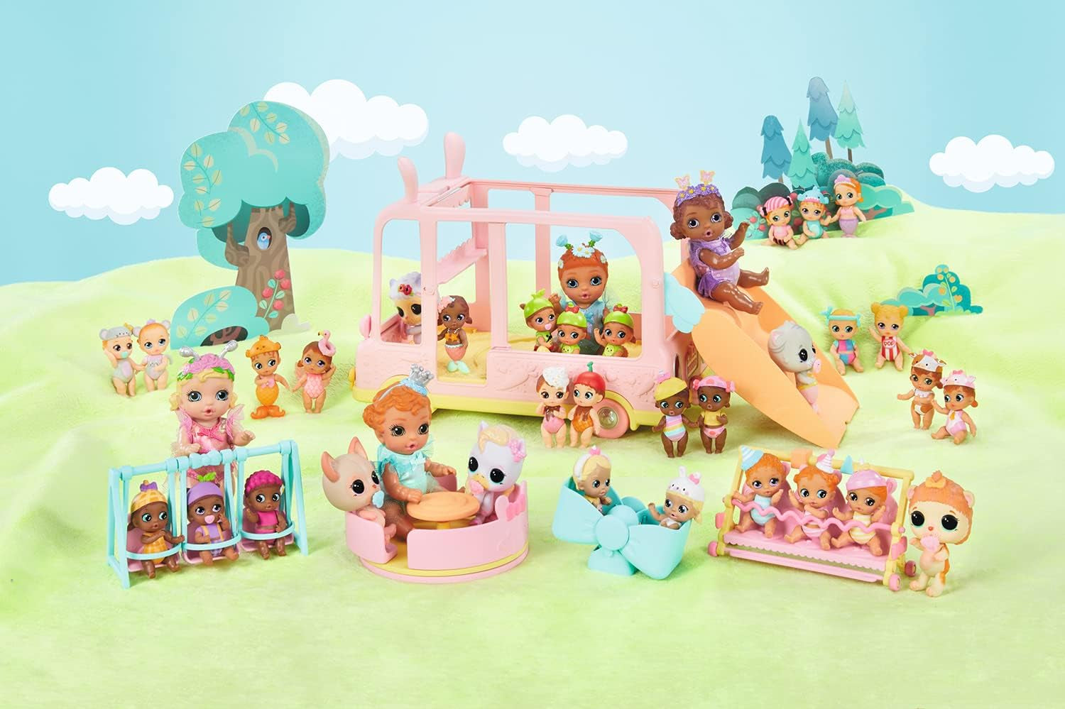 BABY born 904763 Autobuz Surpriză Bebeluși - autobuz de jucărie roz pentru păpuși mini mici, cu 2 păpuși exclusive, cărucior triplu, balansoar, carusel, tobogan și leagăn triplu.
