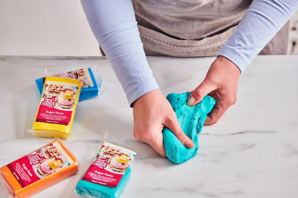 FunCakes roll fondant Red Earth, ușor de utilizat, neted, flexibil, moale și flexibil, perfect pentru decorarea prăjiturilor, halal, kosher și fără gluten, 250 g pachet 1 Pasta de zahar Naty Shop